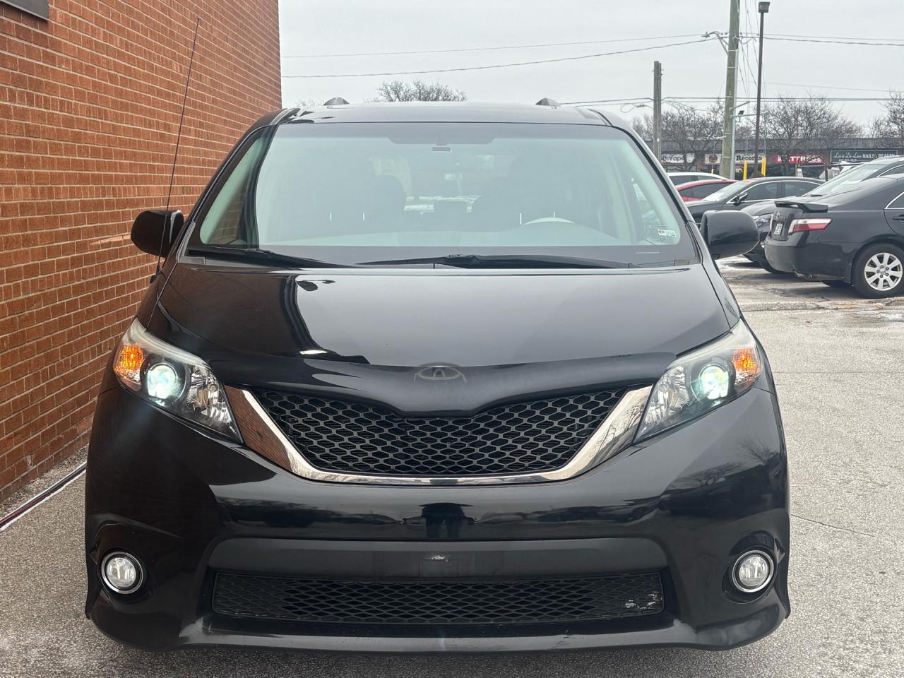 2014 Toyota Sienna SE 8-Pass FWD Photo1