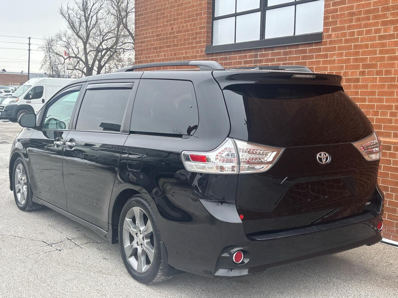 2014 Toyota Sienna SE 8-Pass FWD Photo