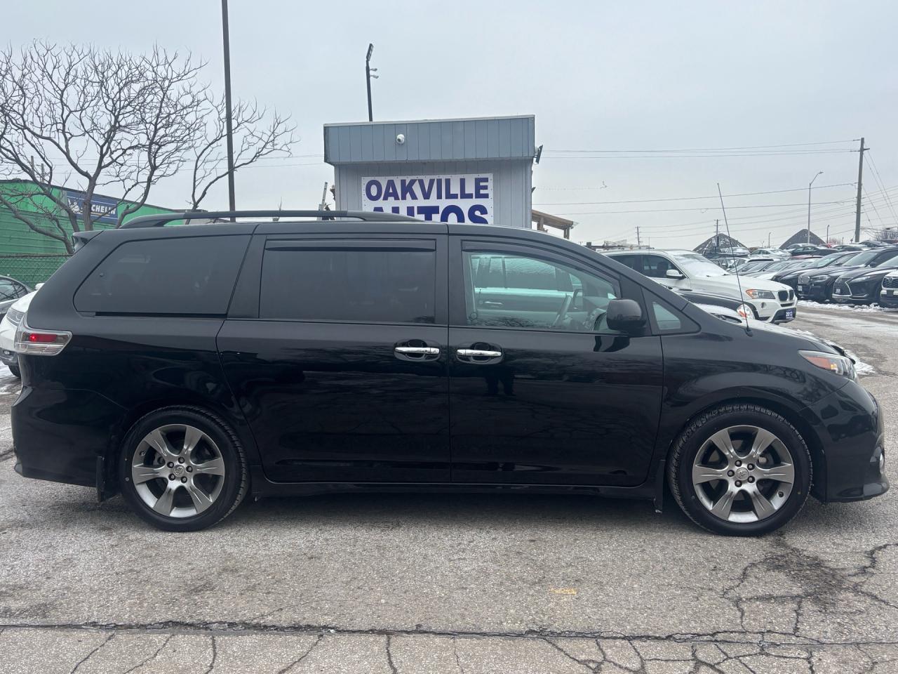 2014 Toyota Sienna SE 8-Pass FWD Photo