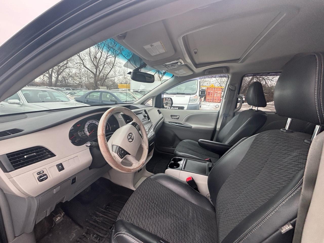 2014 Toyota Sienna SE 8-Pass FWD Photo