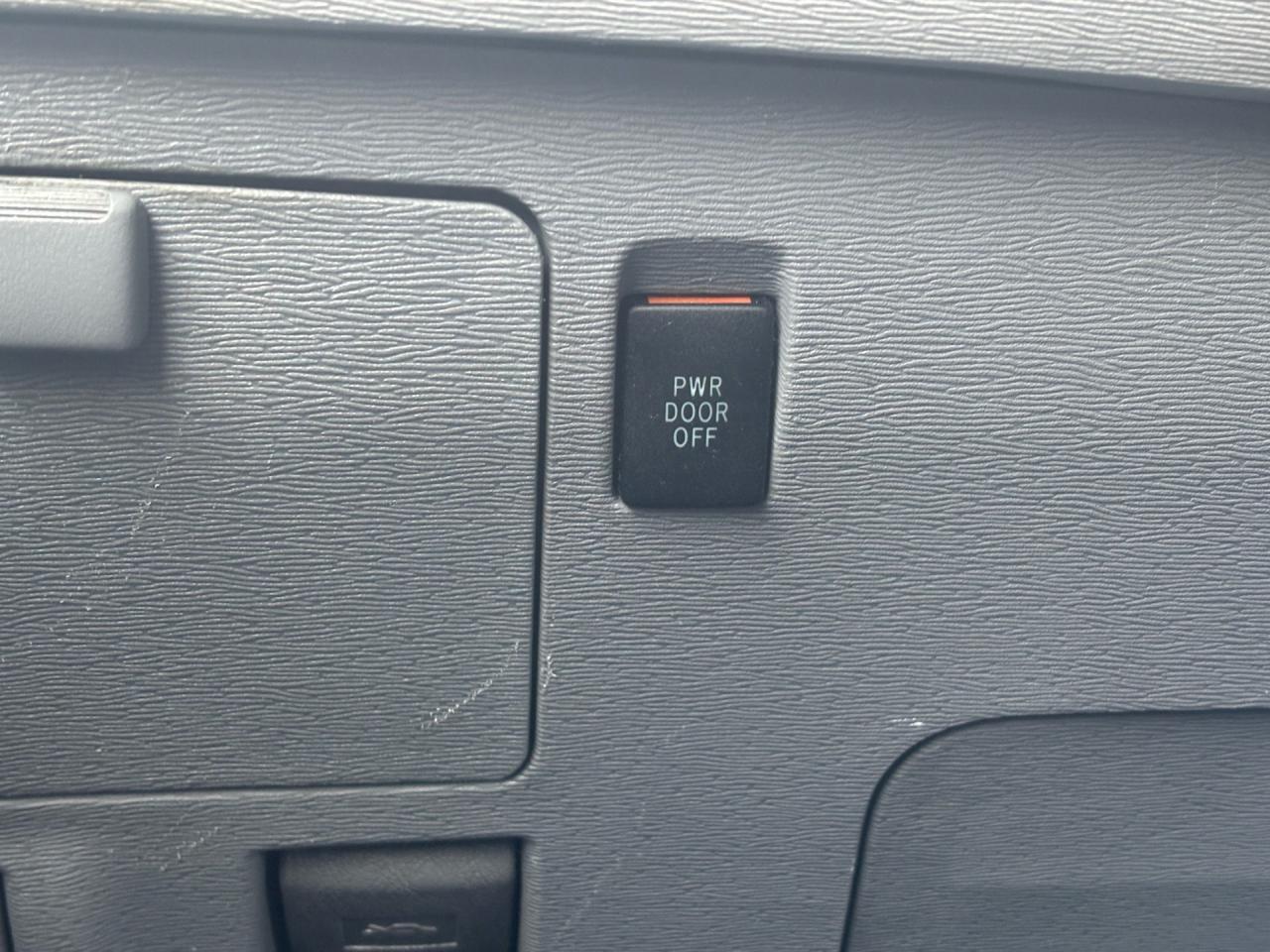 2014 Toyota Sienna SE 8-Pass FWD Photo