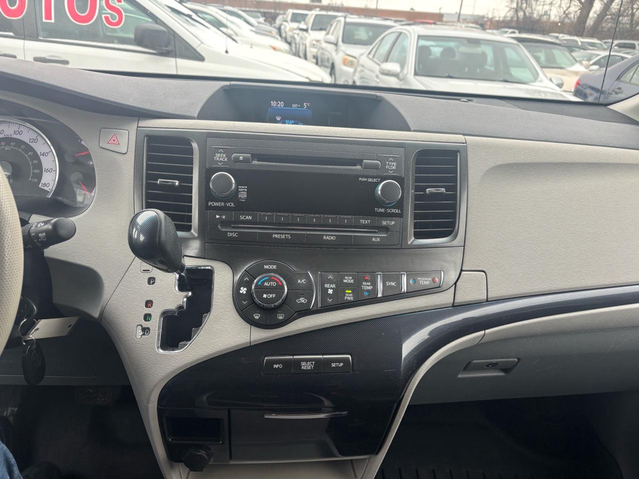 2014 Toyota Sienna SE 8-Pass FWD Photo