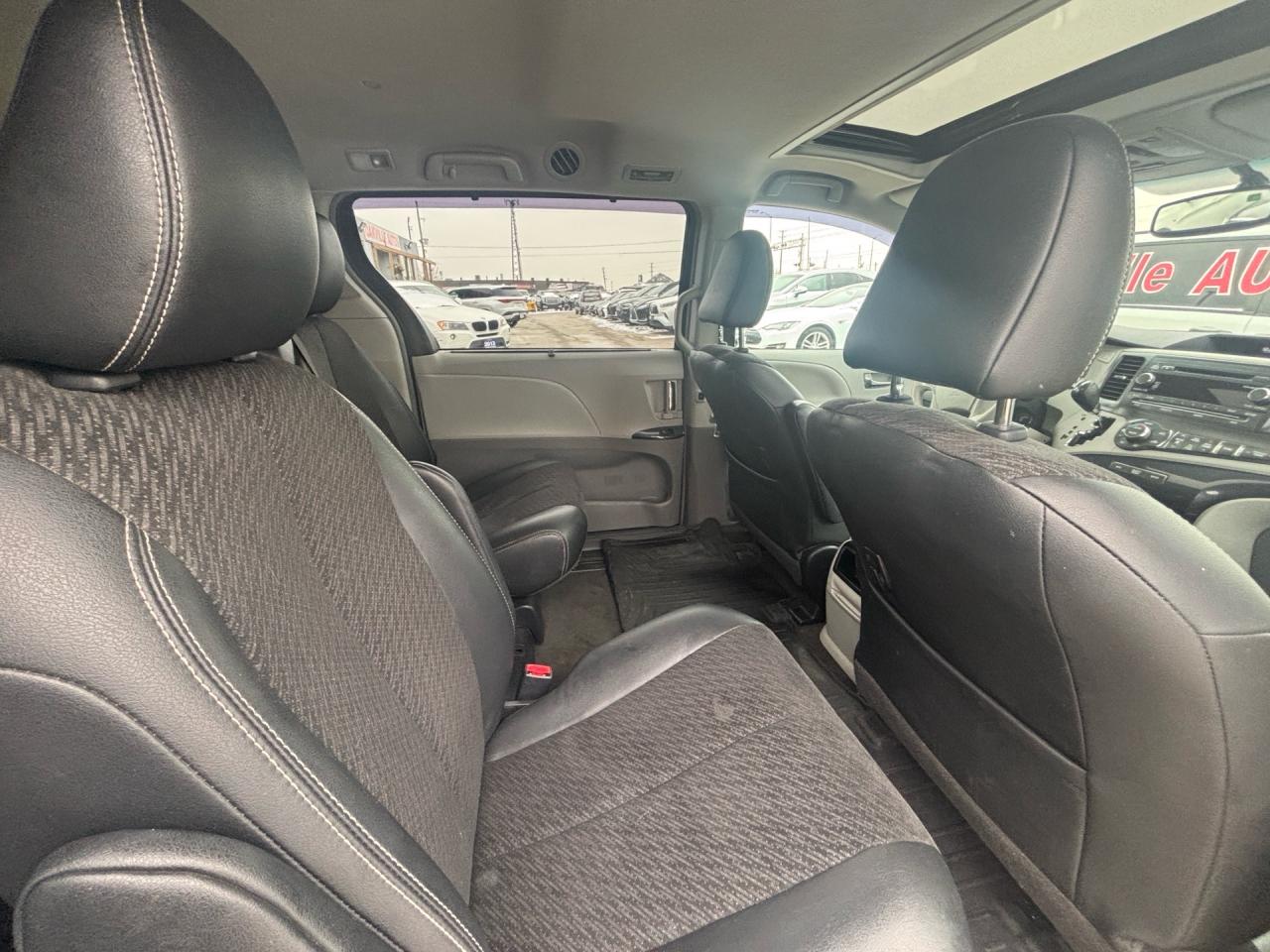 2014 Toyota Sienna SE 8-Pass FWD Photo