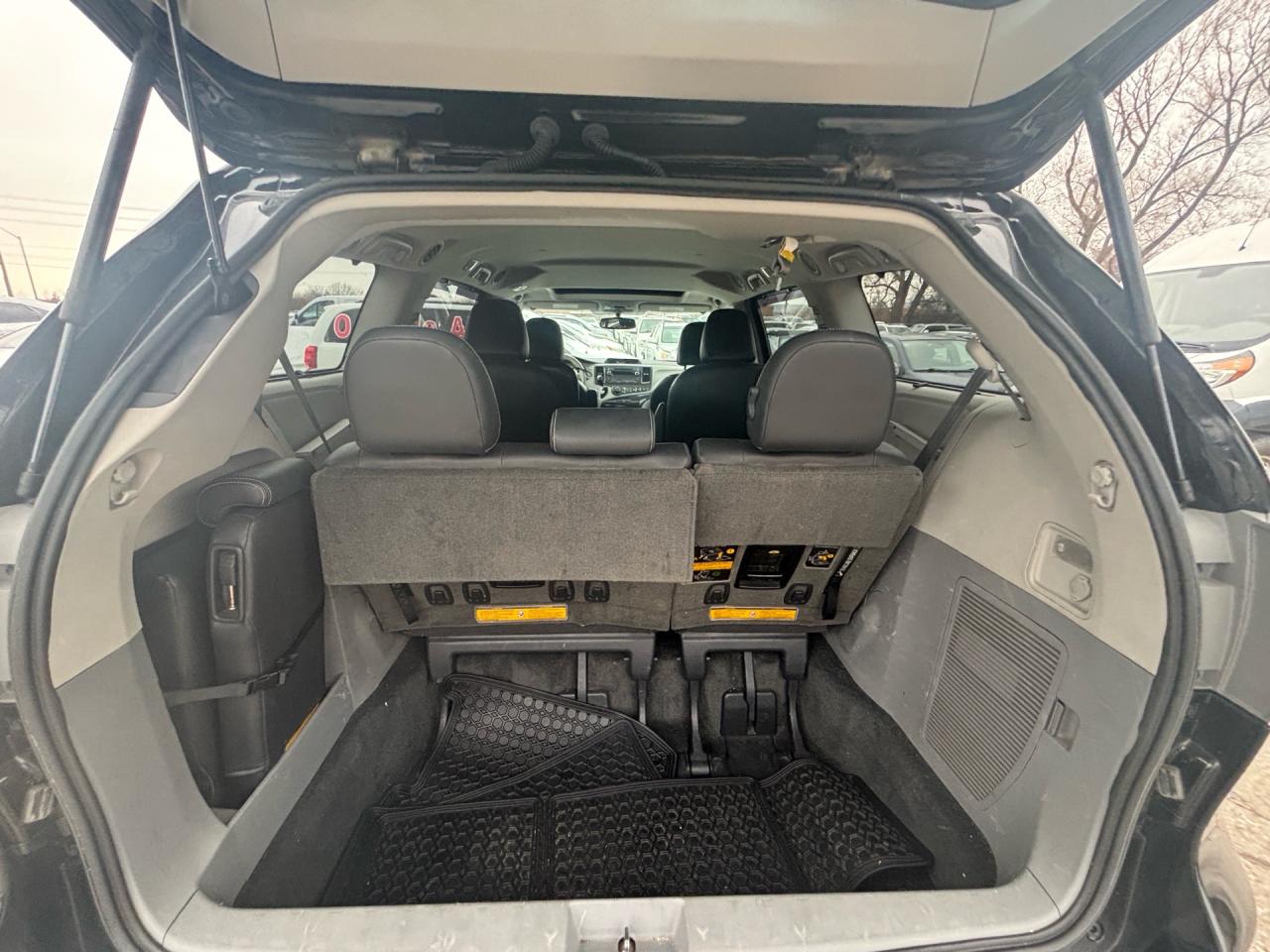 2014 Toyota Sienna SE 8-Pass FWD Photo