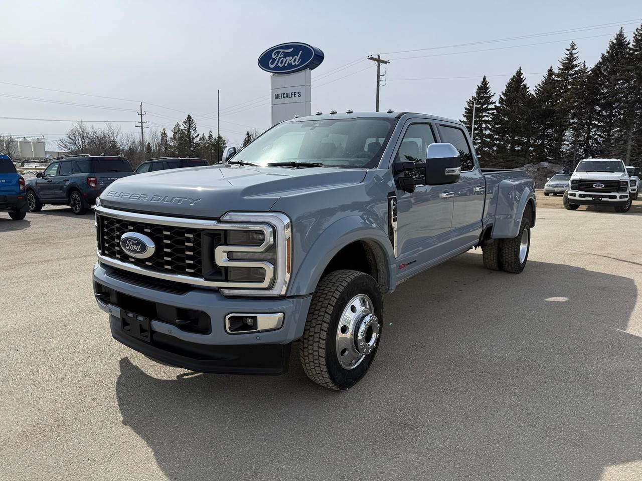 2026 Ford F-450 Super Duty DRW PLATINUM 4WD CREW CAB 8' BOX Photo3