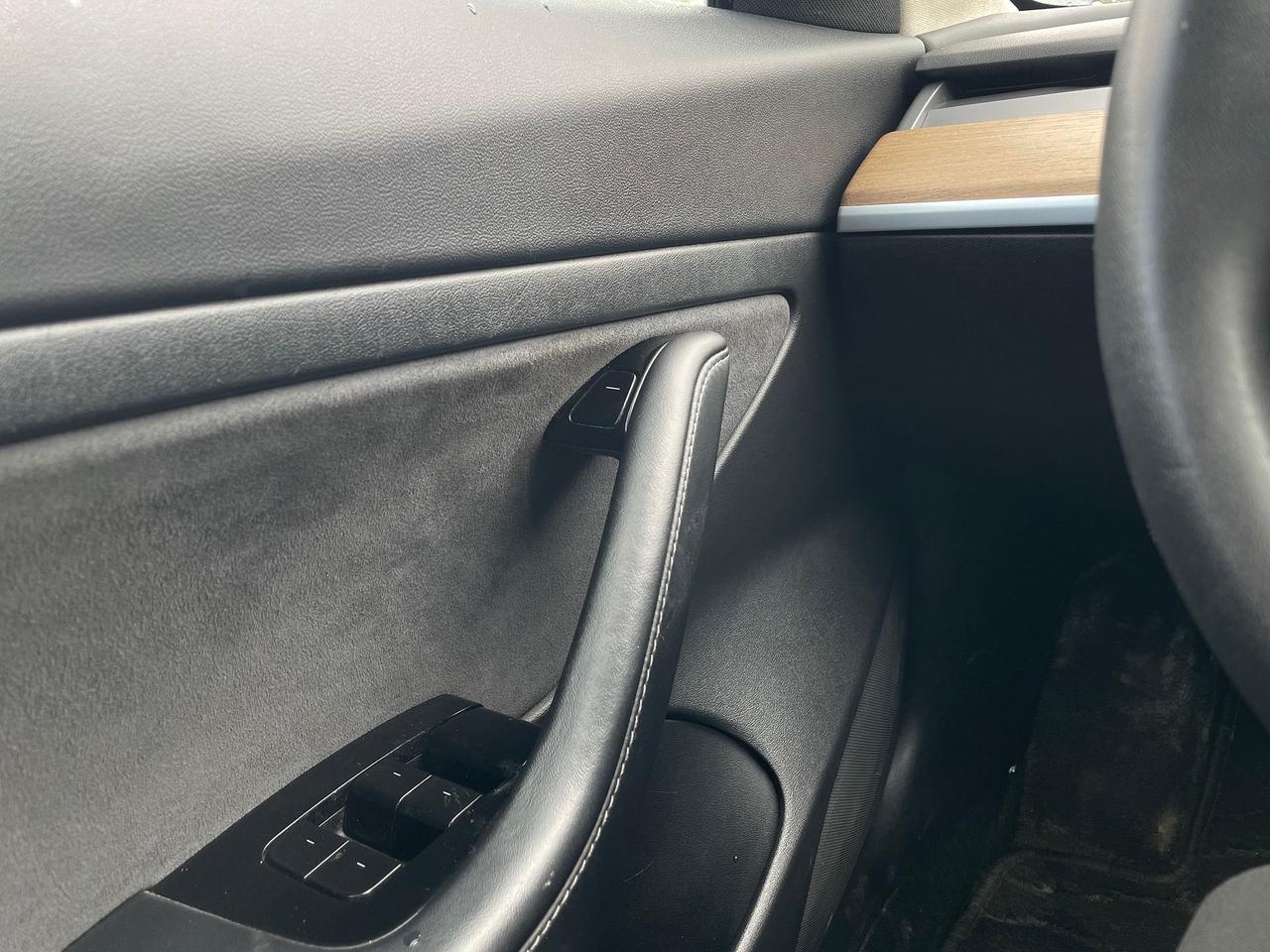 2020 Tesla Model 3 Standard Range Plus *TOW HOOK, NAV, HEATED SEATS* Photo