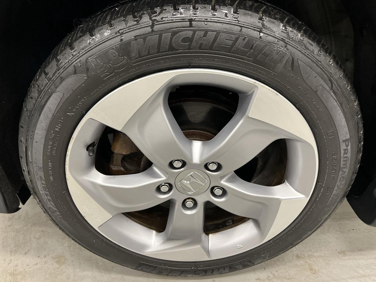 2016 Honda HR-V AWD |HTD SEATS | LOW KMS! |17IN ALLOYS | REAR CAM Photo