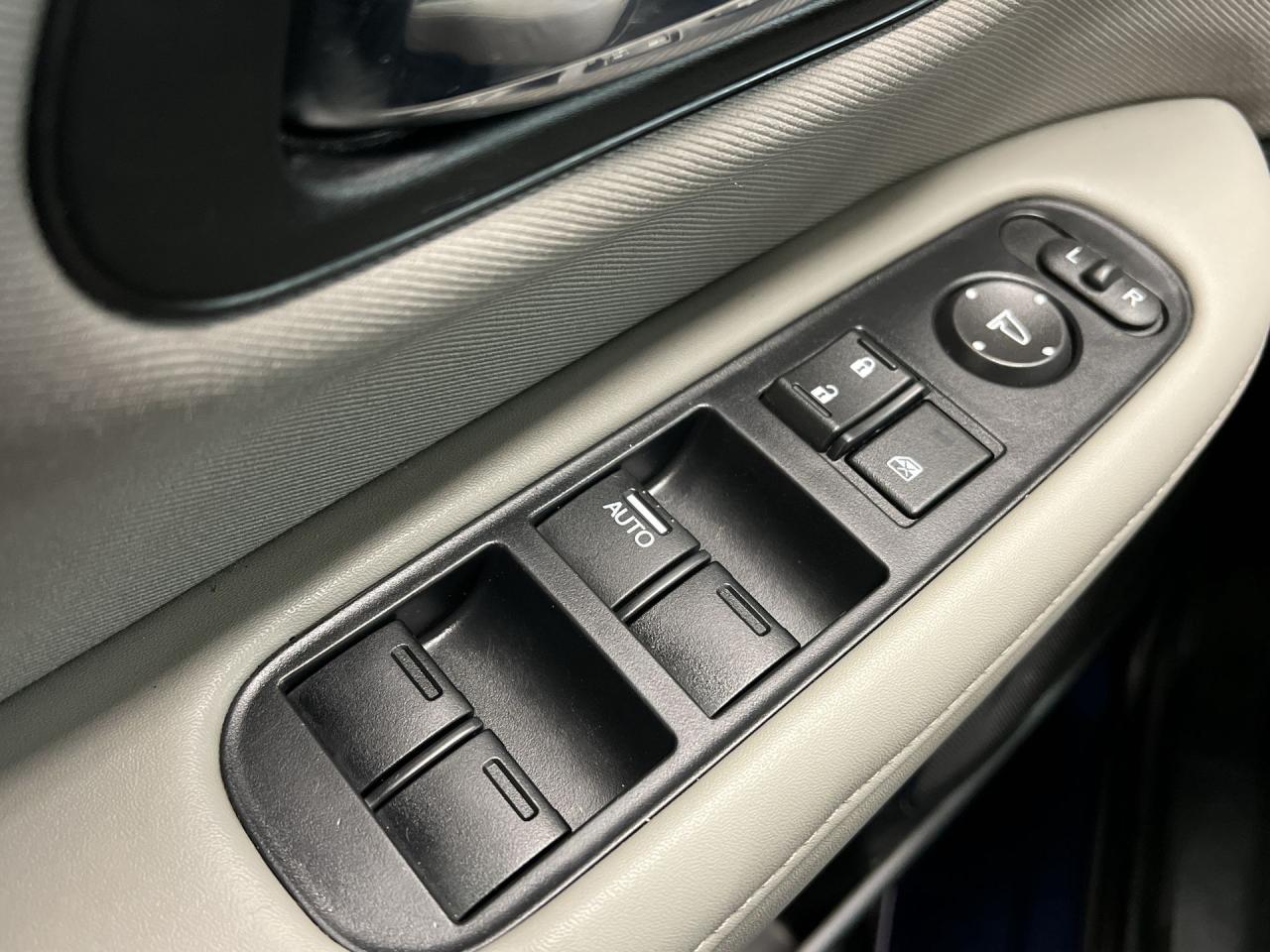 2016 Honda HR-V AWD |HTD SEATS | LOW KMS! |17IN ALLOYS | REAR CAM Photo