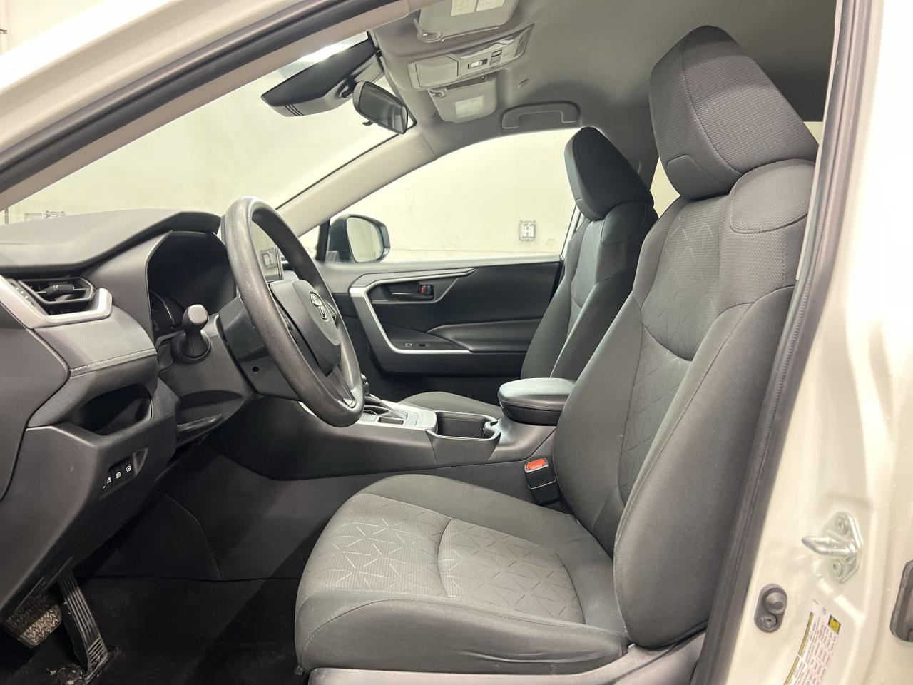 2024 Toyota RAV4 AWD | CARPLAY | HTD SEATS | BLIND SPOT | BLUETOOTH Photo