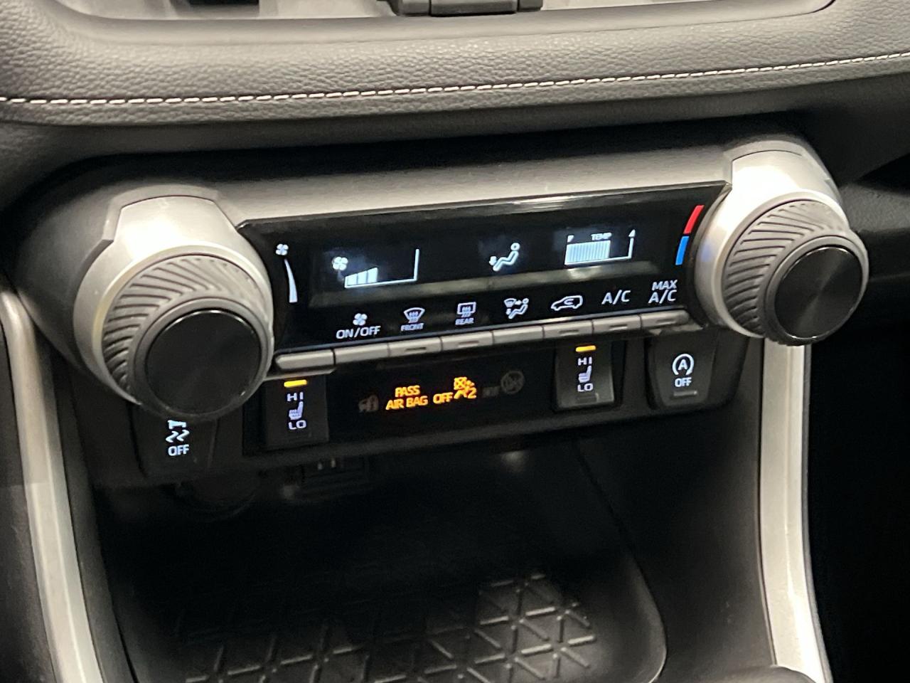 2024 Toyota RAV4 AWD | CARPLAY | HTD SEATS | BLIND SPOT | BLUETOOTH Photo