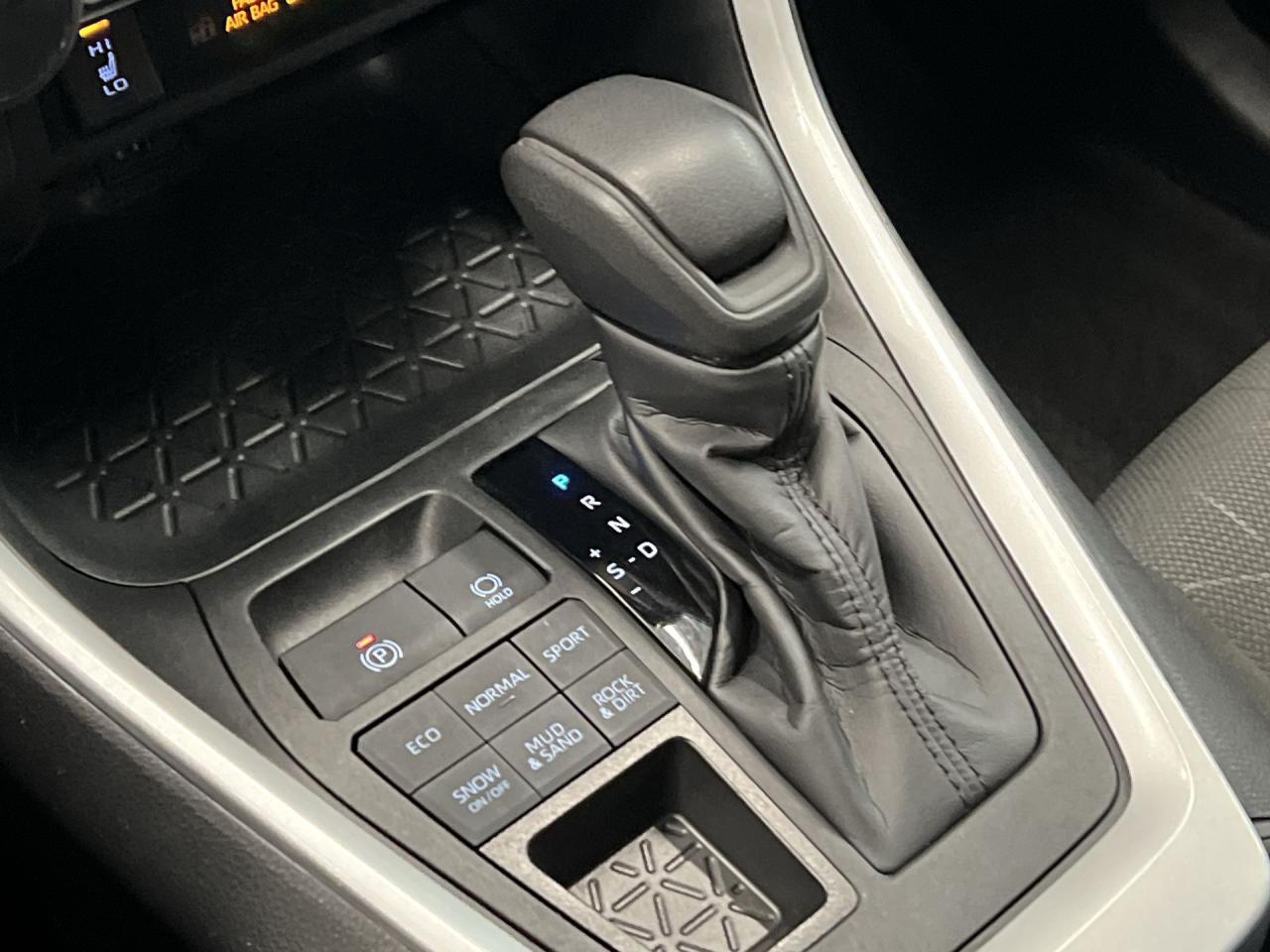 2024 Toyota RAV4 AWD | CARPLAY | HTD SEATS | BLIND SPOT | BLUETOOTH Photo