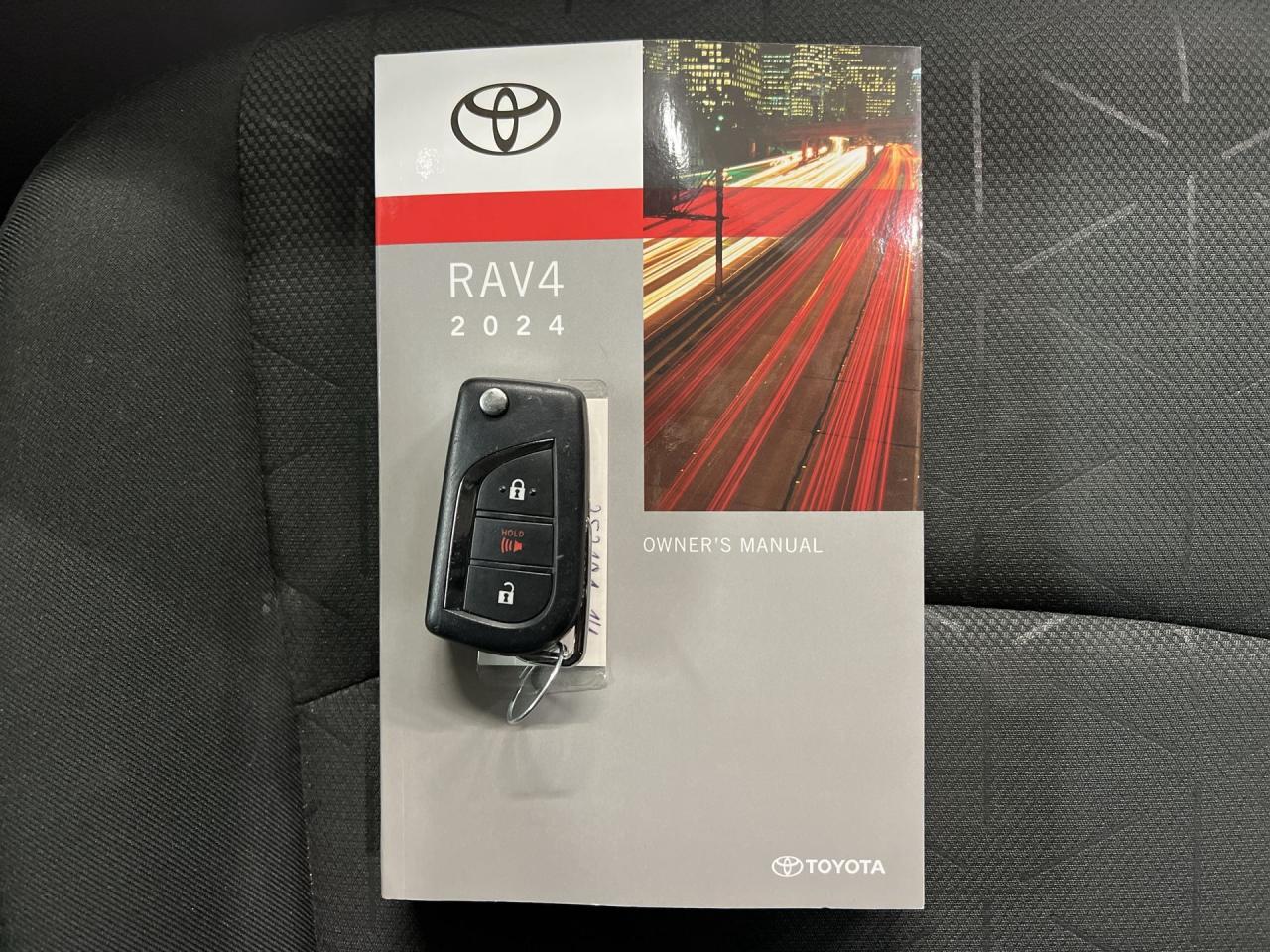 2024 Toyota RAV4 AWD | CARPLAY | HTD SEATS | BLIND SPOT | BLUETOOTH Photo