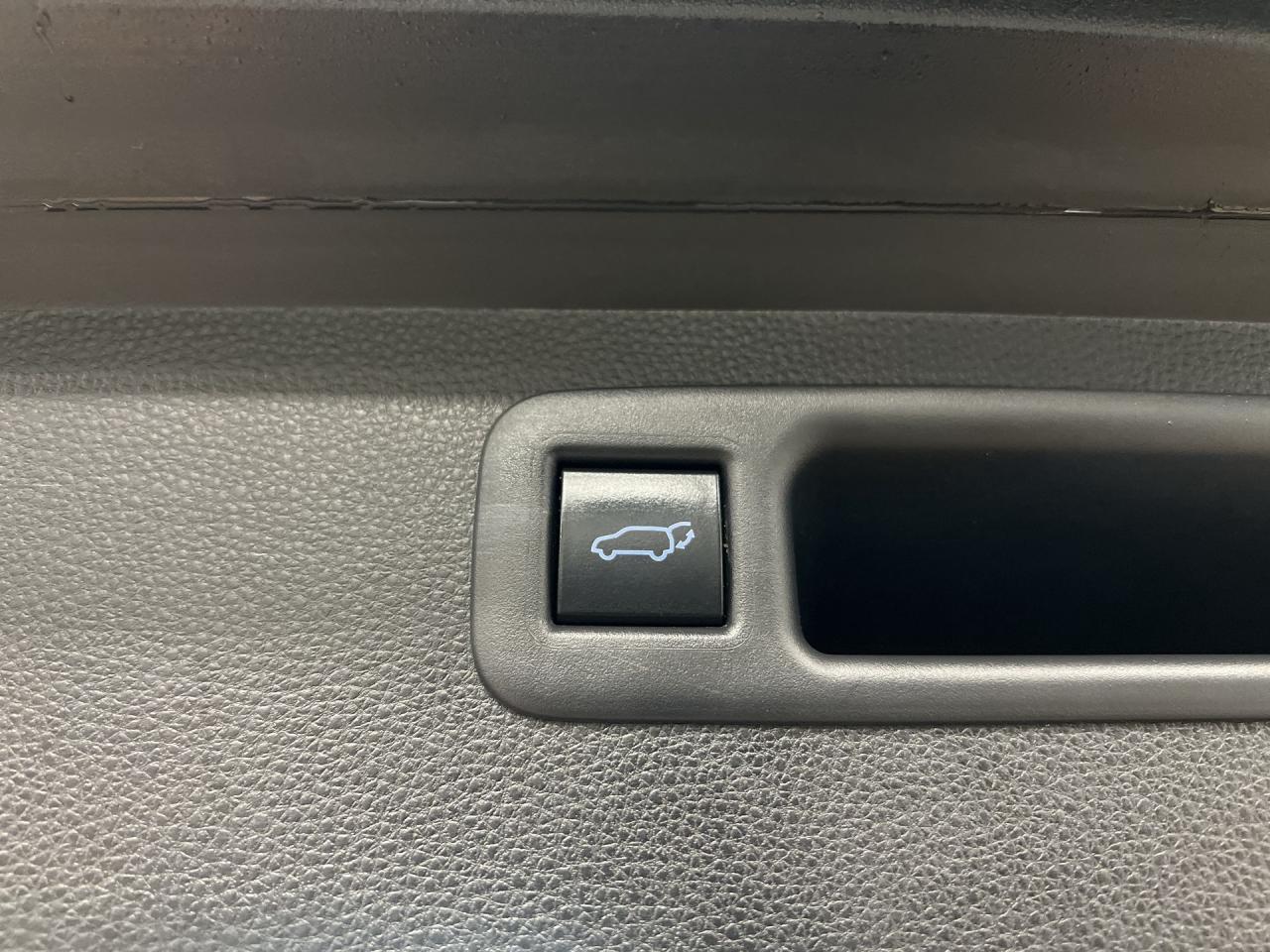 2022 Toyota Highlander XSE AWD | 7-PASS | LOW KMS! | RED LEATHER |SUNROOF Photo