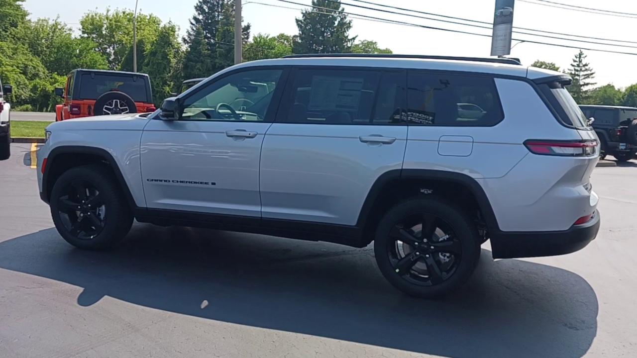 2025 Jeep Grand Cherokee L Limited 4x4 Photo