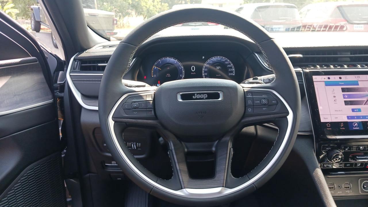 2025 Jeep Grand Cherokee L Limited 4x4 Photo