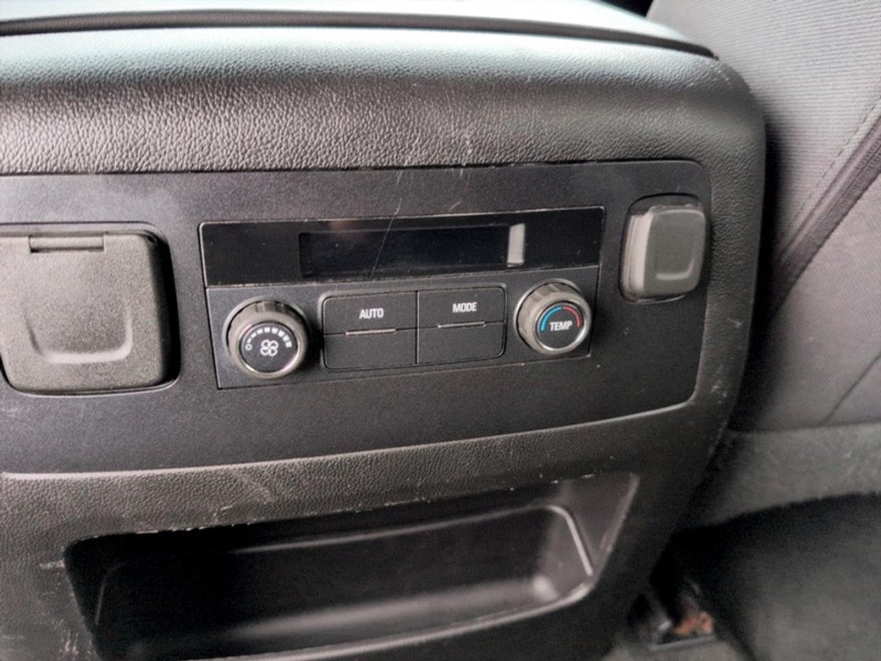 2018 GMC Yukon SLE  **8 PASSENGER** Photo