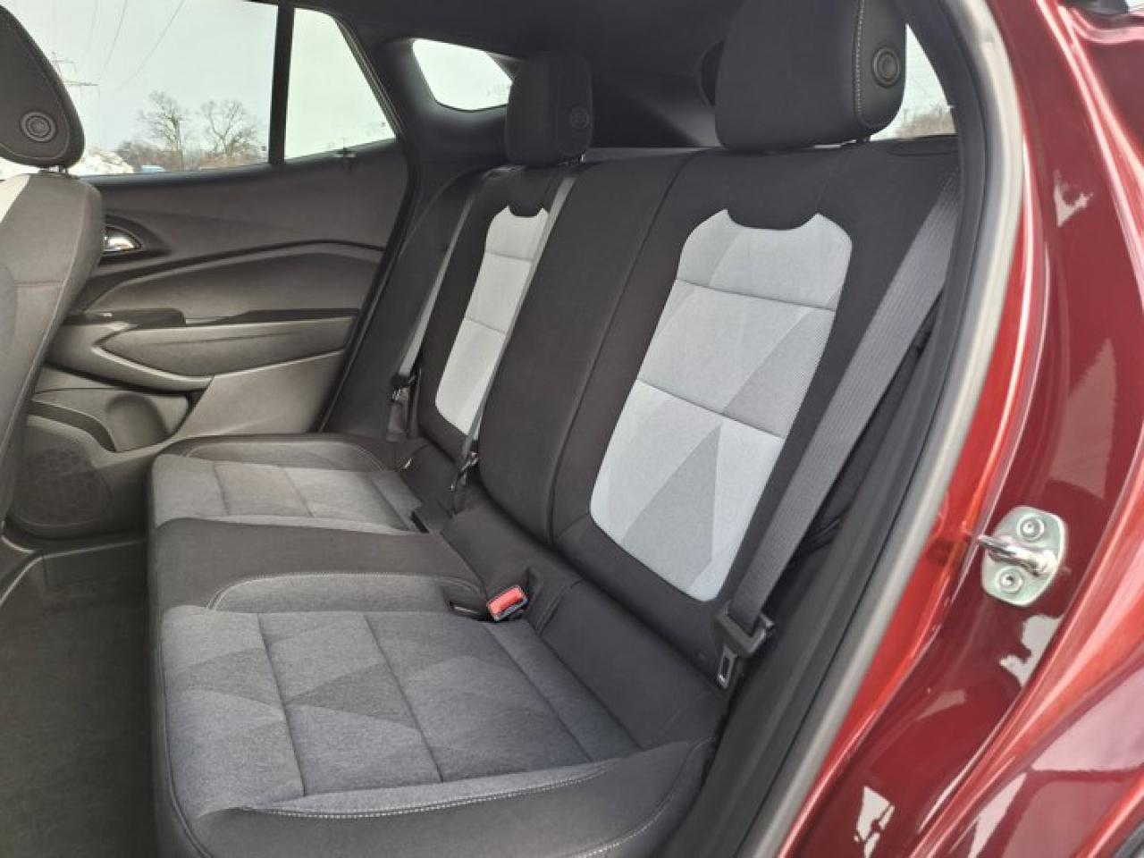 2024 Chevrolet Trax 1RS | Sunroof | Heated Wheel + Seats | CarPlay + Android | Rear Camera | Alloy Wheels and More ! Photo