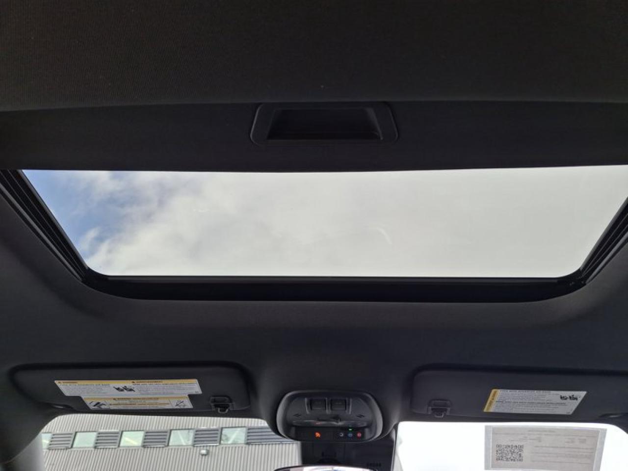 2024 Chevrolet Trax 1RS | Sunroof | Heated Wheel + Seats | CarPlay + Android | Rear Camera | Alloy Wheels and More ! Photo