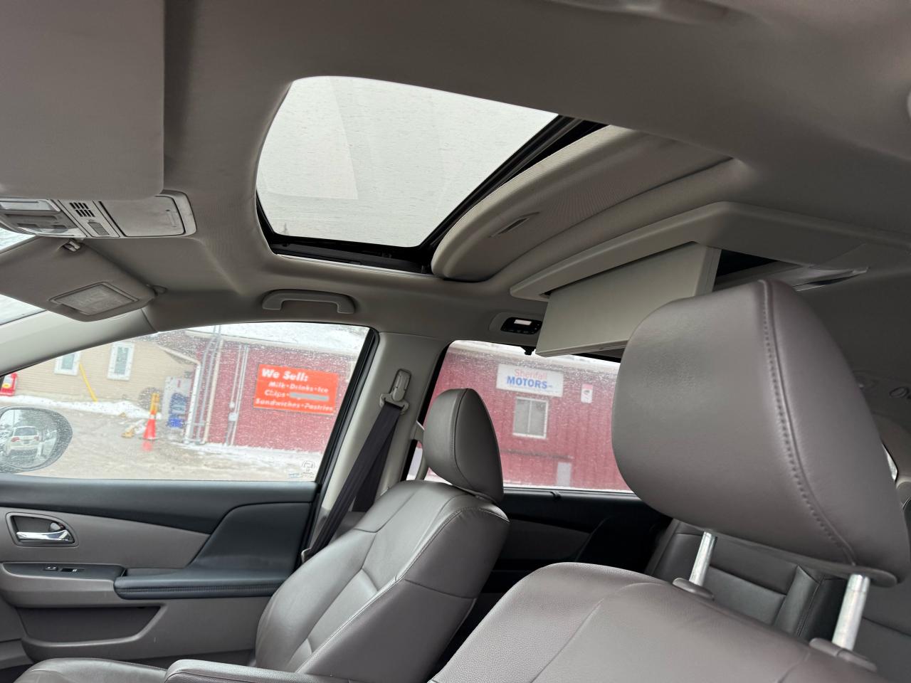 2015 Honda Odyssey Touring w/RES & Navi Photo