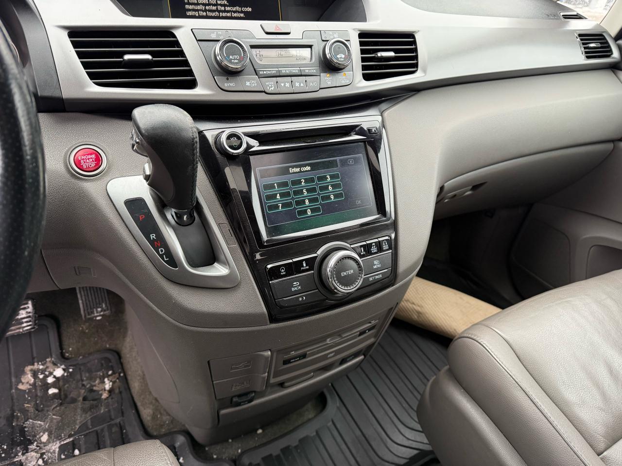 2015 Honda Odyssey Touring w/RES & Navi Photo