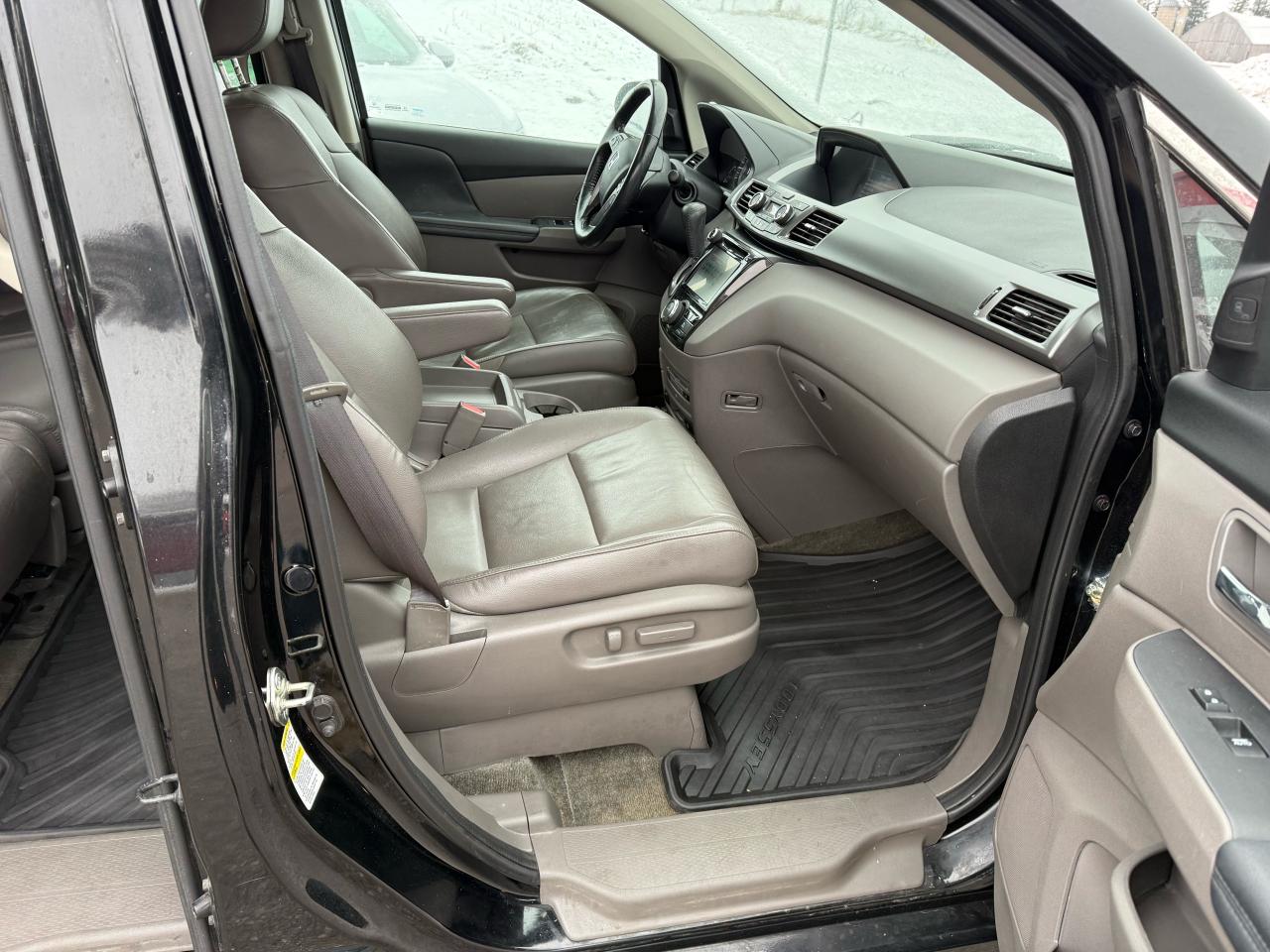 2015 Honda Odyssey Touring w/RES & Navi Photo2