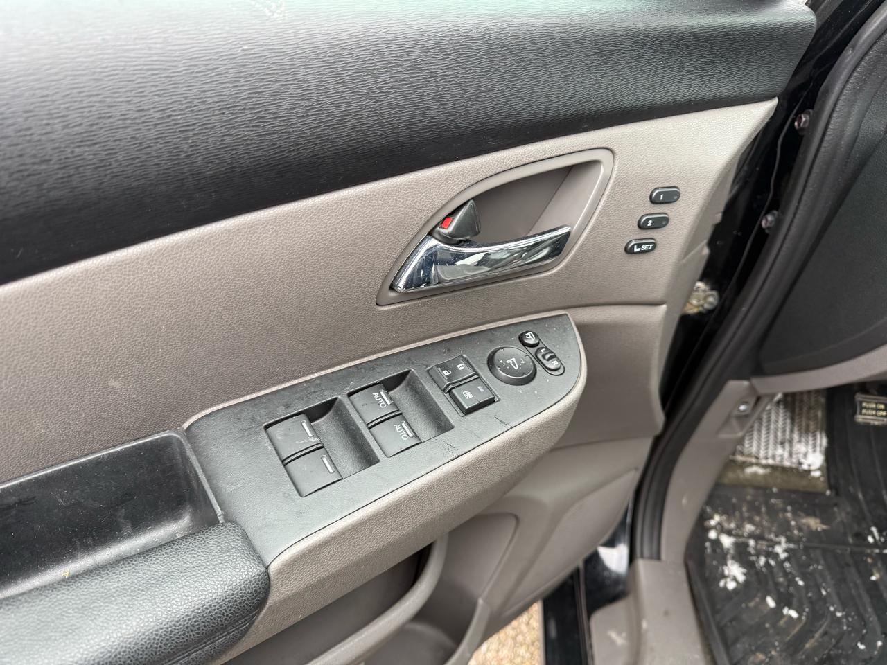 2015 Honda Odyssey Touring w/RES & Navi Photo