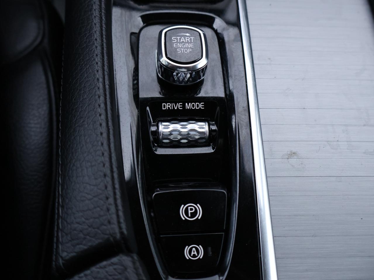 2020 Volvo XC90 T6 MOMENTOUM AWD CERTIFIED *7 SEATS*2nd WINTER* CAMERA NAV BLUETOOTH LEATHER HEATED SEATS PANO ROOF CRUISE ALLOYS Photo