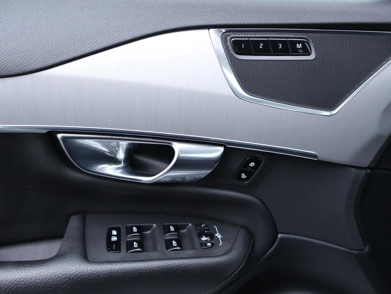 2020 Volvo XC90 T6 MOMENTOUM AWD CERTIFIED *7 SEATS*2nd WINTER* CAMERA NAV BLUETOOTH LEATHER HEATED SEATS PANO ROOF CRUISE ALLOYS Photo