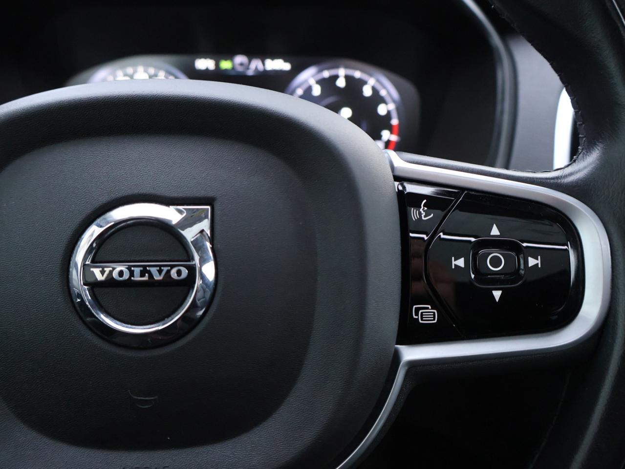 2020 Volvo XC90 T6 MOMENTOUM AWD CERTIFIED *7 SEATS*2nd WINTER* CAMERA NAV BLUETOOTH LEATHER HEATED SEATS PANO ROOF CRUISE ALLOYS Photo