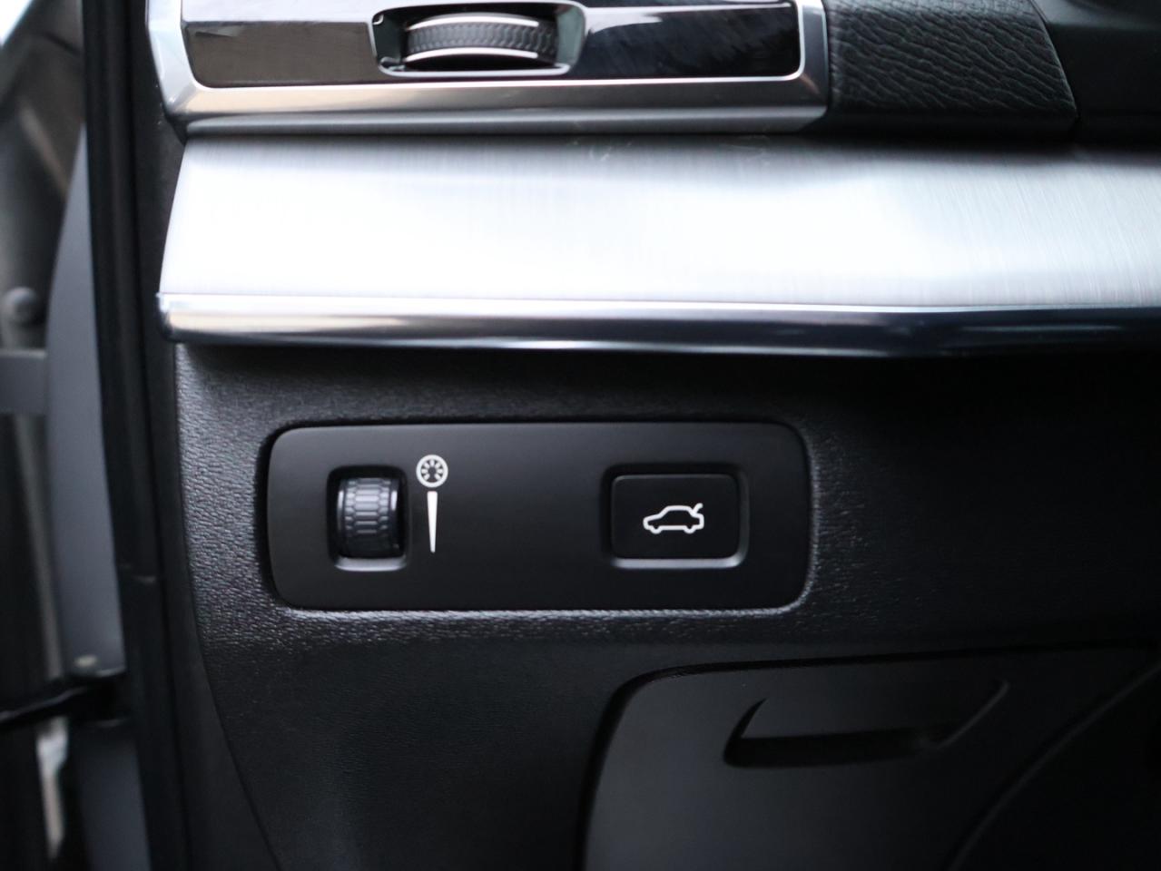 2020 Volvo XC90 T6 MOMENTOUM AWD CERTIFIED *7 SEATS*2nd WINTER* CAMERA NAV BLUETOOTH LEATHER HEATED SEATS PANO ROOF CRUISE ALLOYS Photo