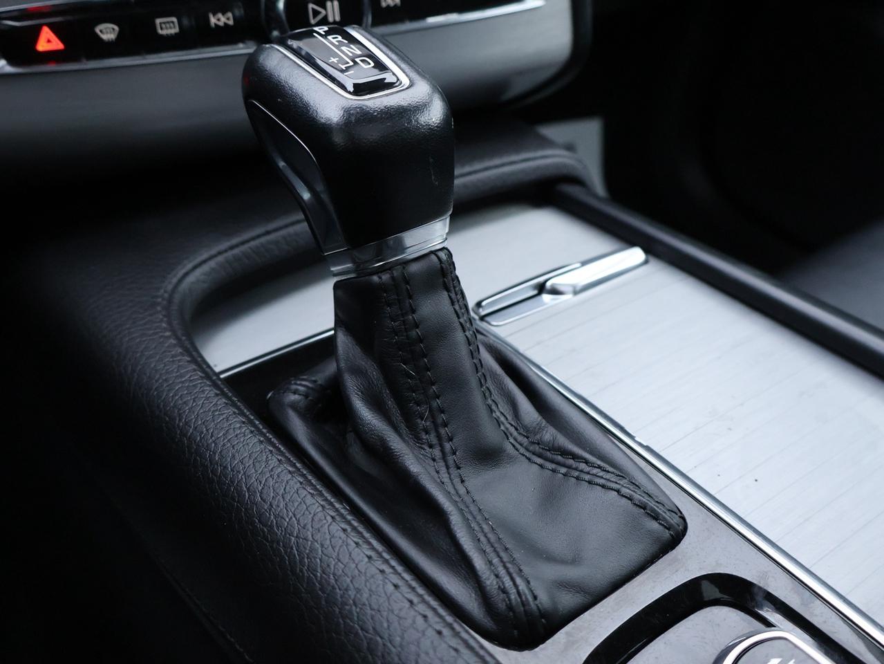 2020 Volvo XC90 T6 MOMENTOUM AWD CERTIFIED *7 SEATS*2nd WINTER* CAMERA NAV BLUETOOTH LEATHER HEATED SEATS PANO ROOF CRUISE ALLOYS Photo