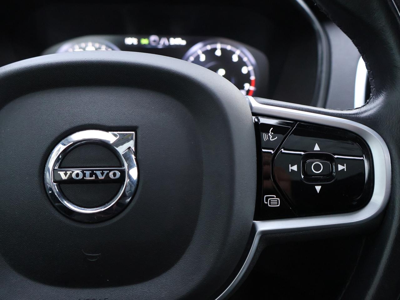 2020 Volvo XC90 T6 MOMENTOUM AWD CERTIFIED *7 SEATS*2nd WINTER* CAMERA NAV BLUETOOTH LEATHER HEATED SEATS PANO ROOF CRUISE ALLOYS Photo