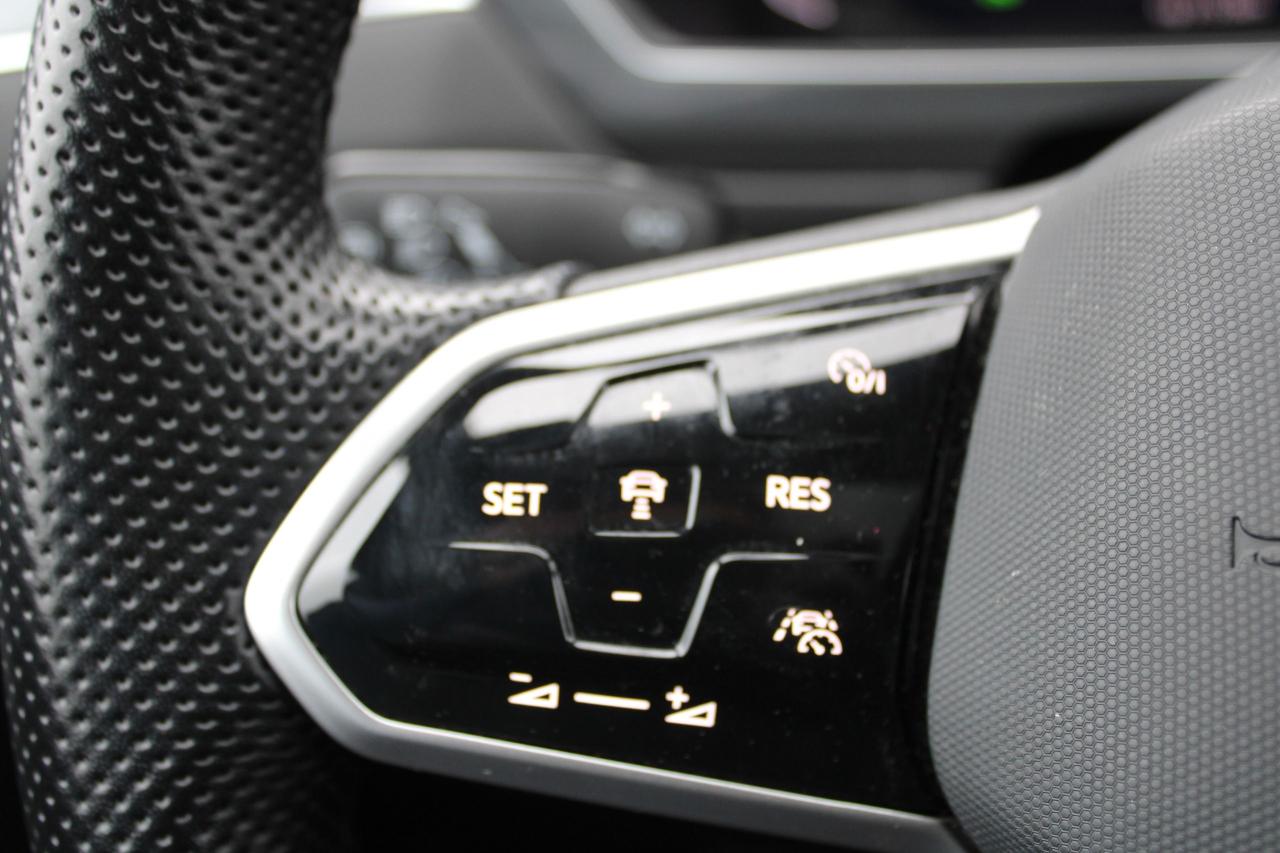 2023 Volkswagen Tiguan Comfortline R-Line Black Edition Photo