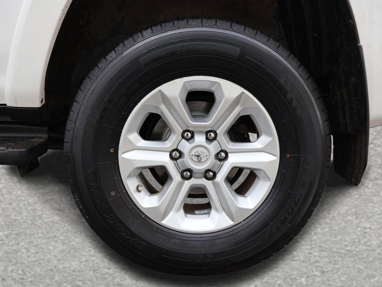 2017 Toyota 4Runner PREMIUM PKG 4WD CERTIFIED *ACCIDENT FREE*2nd WINTER* CAMERA NAV BLUETOOTH LEATHER HEATED SEATS CRUISE ALLOYS Photo