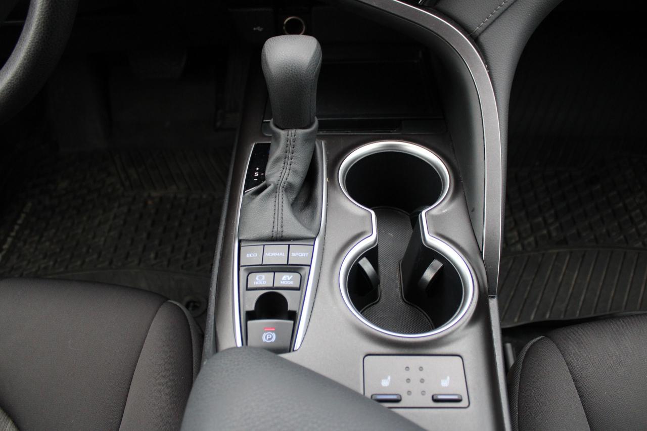 2024 Toyota Camry HYBRID LE Photo