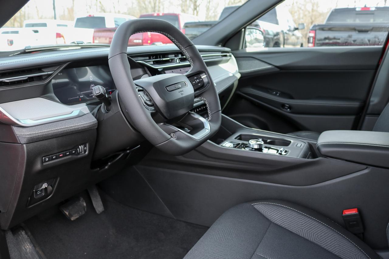 2026 Jeep Cherokee LAREDO 4x4 Photo