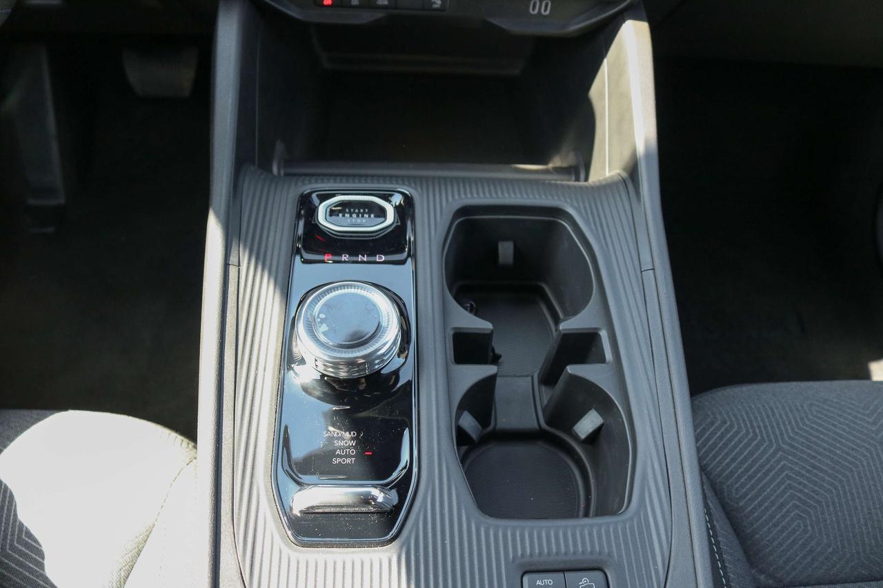 2026 Jeep Cherokee LAREDO 4x4 Photo