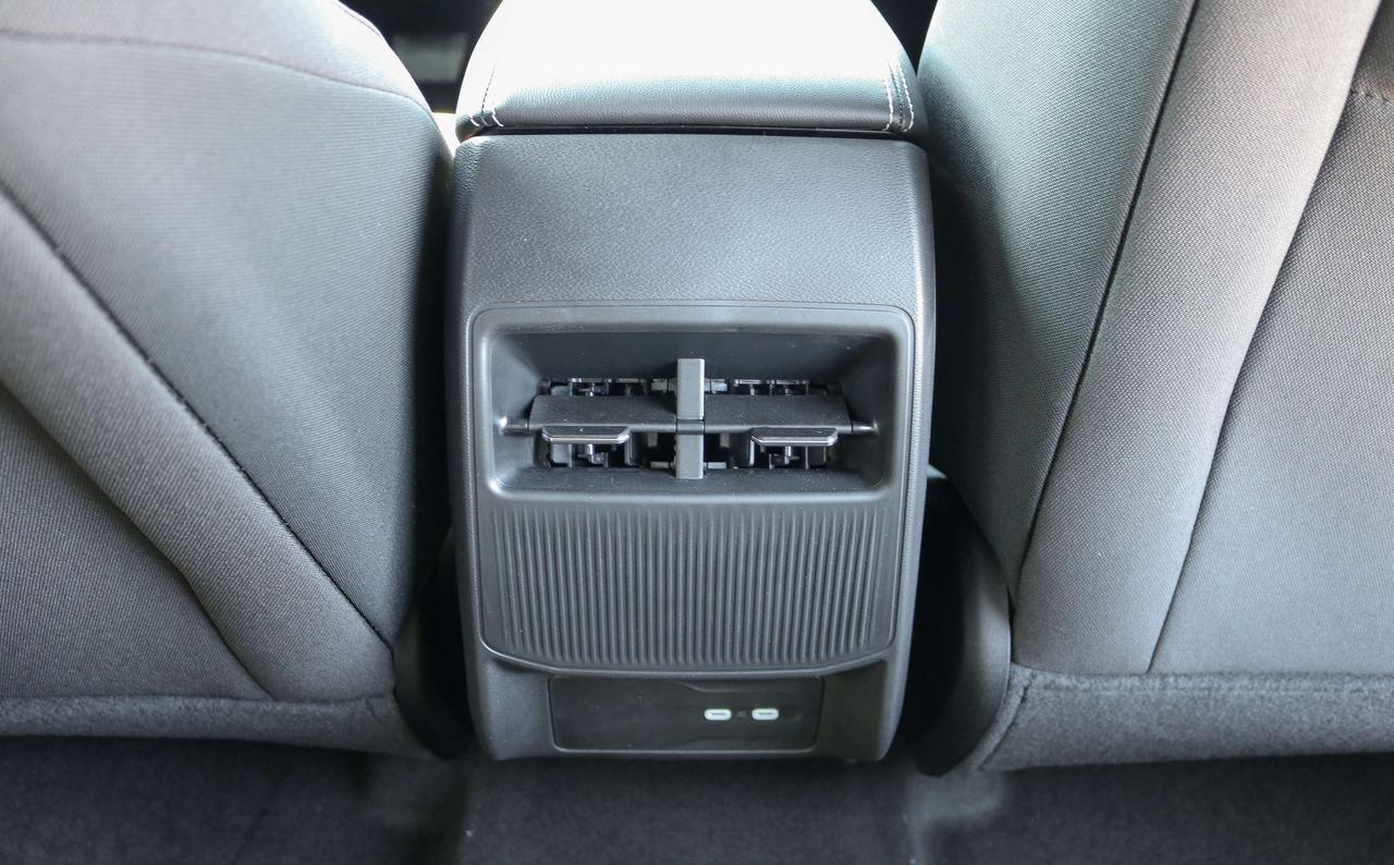2026 Jeep Cherokee LAREDO 4x4 Photo