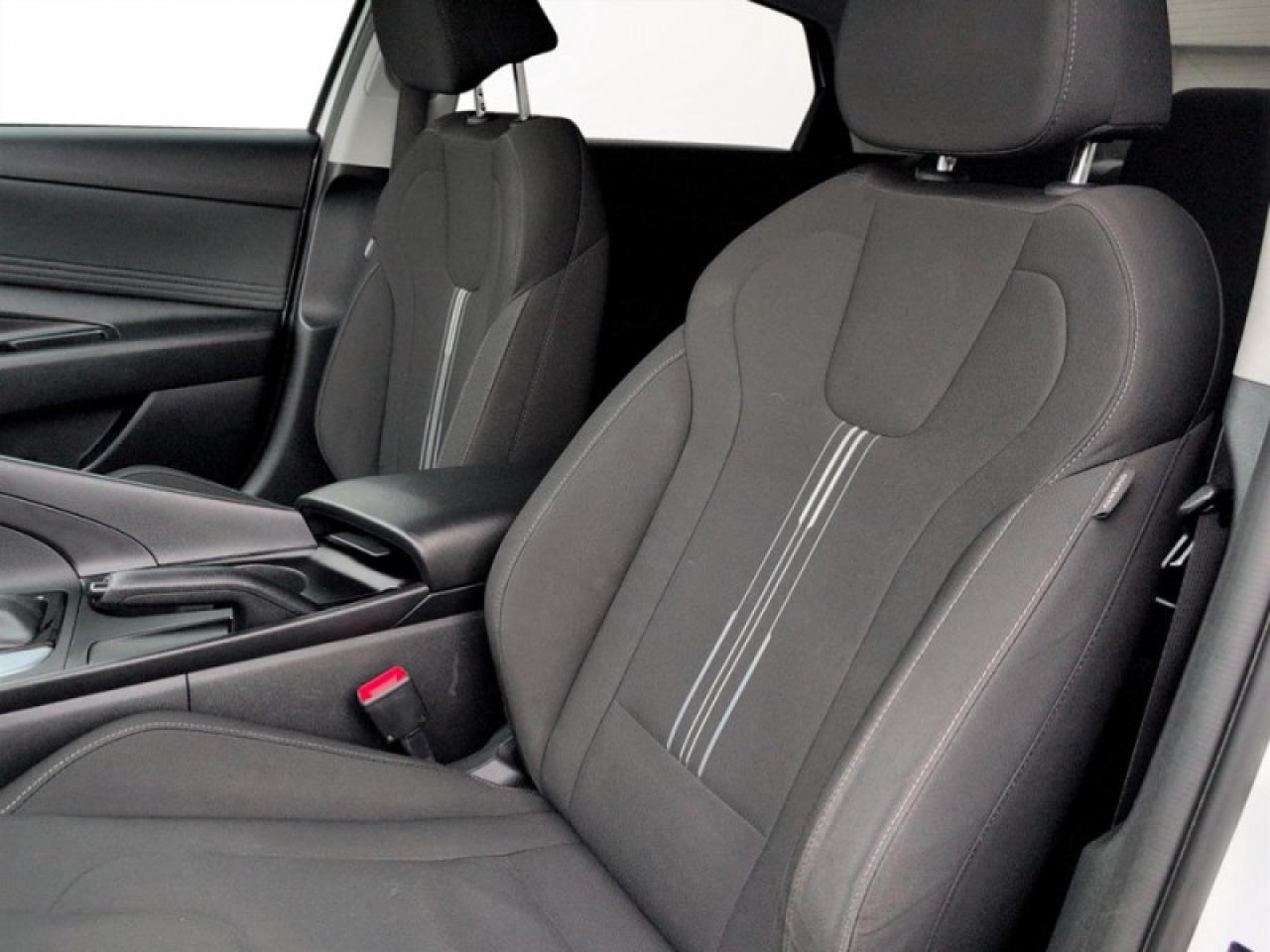 2022 Hyundai Elantra Preferred  **APPLE CP - BLIND SPOT** Photo