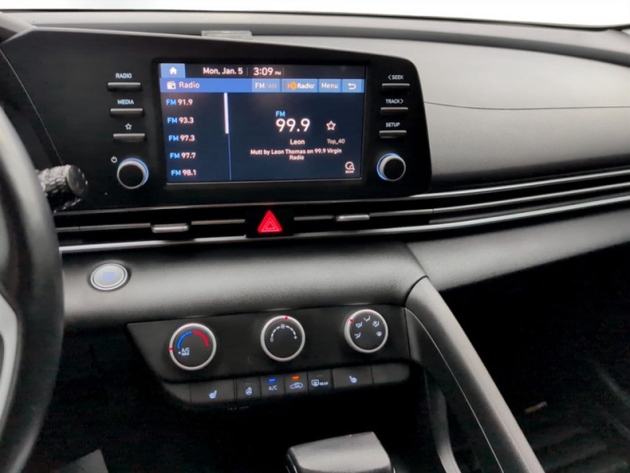 2022 Hyundai Elantra Preferred  **APPLE CP - BLIND SPOT** Photo