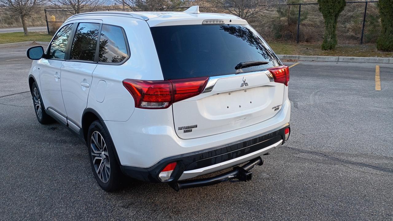 2017 Mitsubishi Outlander SE AWD Photo