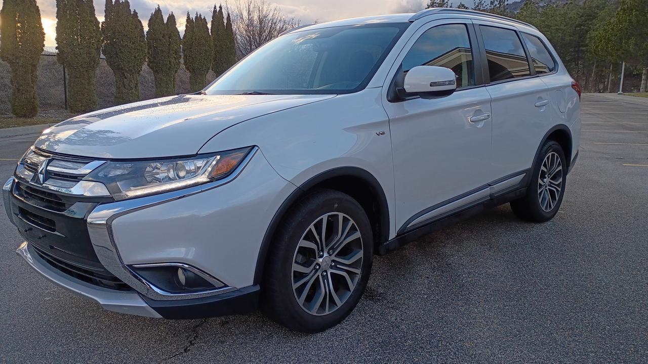 2017 Mitsubishi Outlander SE AWD Photo