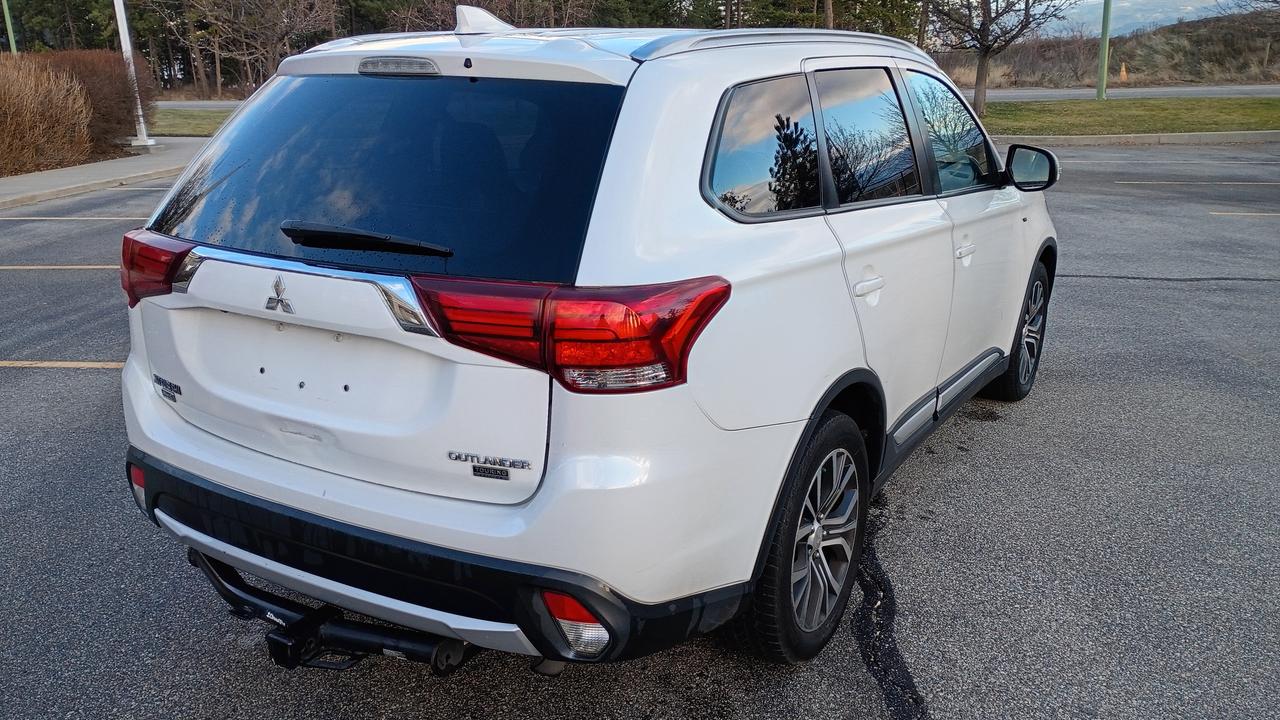 2017 Mitsubishi Outlander SE AWD Photo