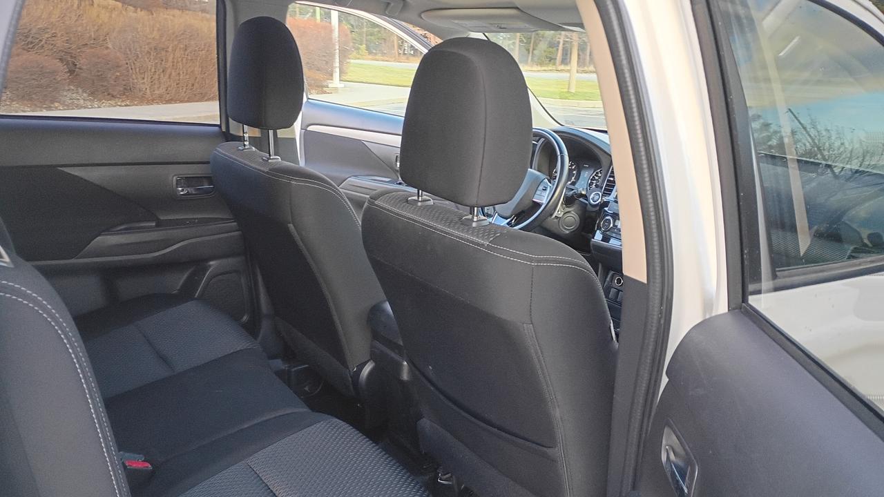 2017 Mitsubishi Outlander SE AWD Photo