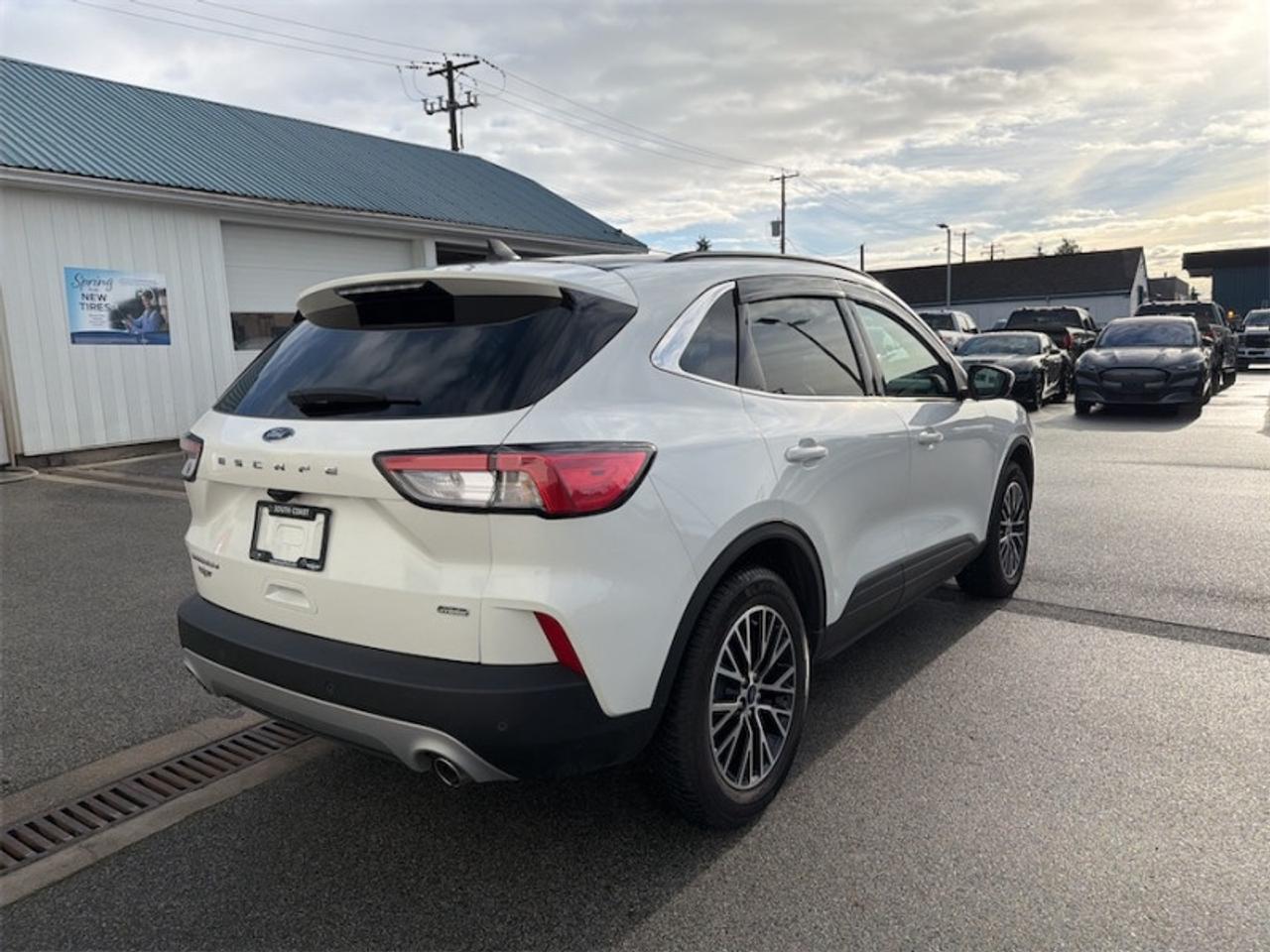 2022 Ford Escape Titanium Plug-In Hybrid  - Sunroof Photo4
