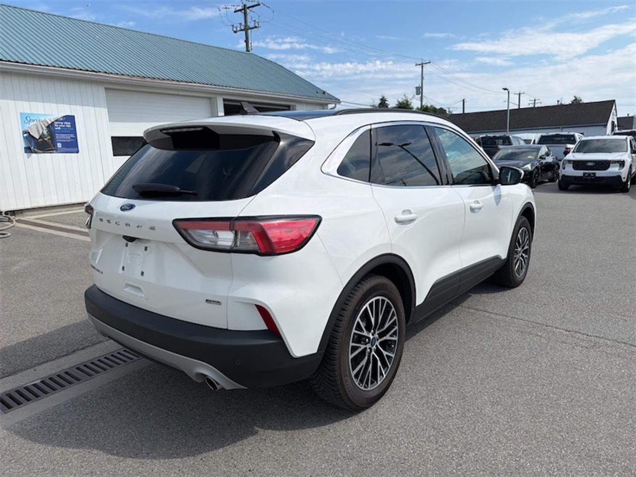 2022 Ford Escape Titanium Plug-In Hybrid  - Sunroof Photo4