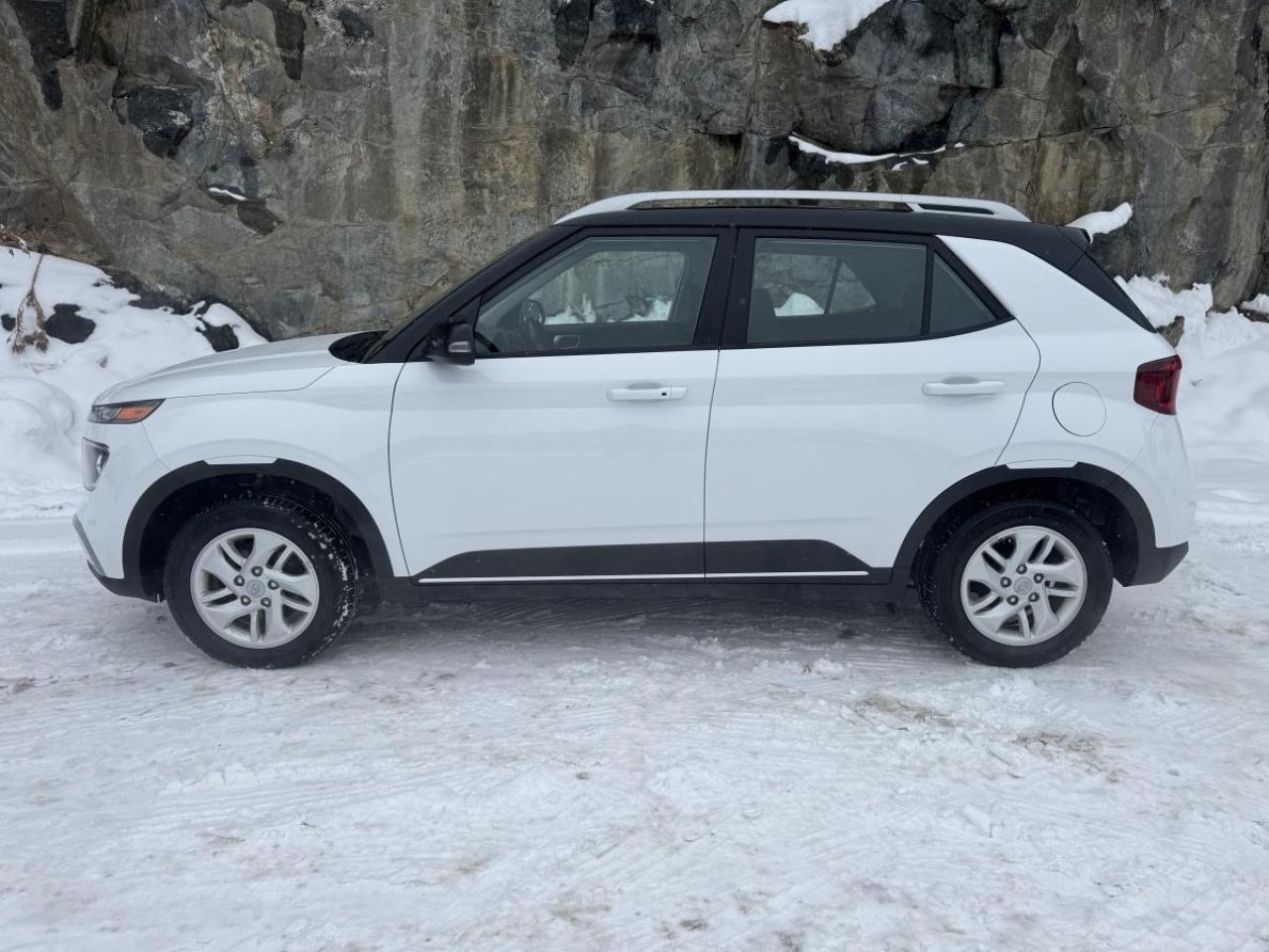 2022 Hyundai Venue Preferred IVT w/Two-Tone Photo3