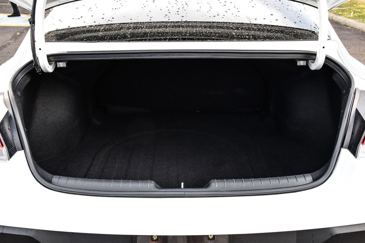 2024 Hyundai Elantra ESSENTIAL / NO ACCIDENTS / CARPLAY / BACKUP CAMERA Photo