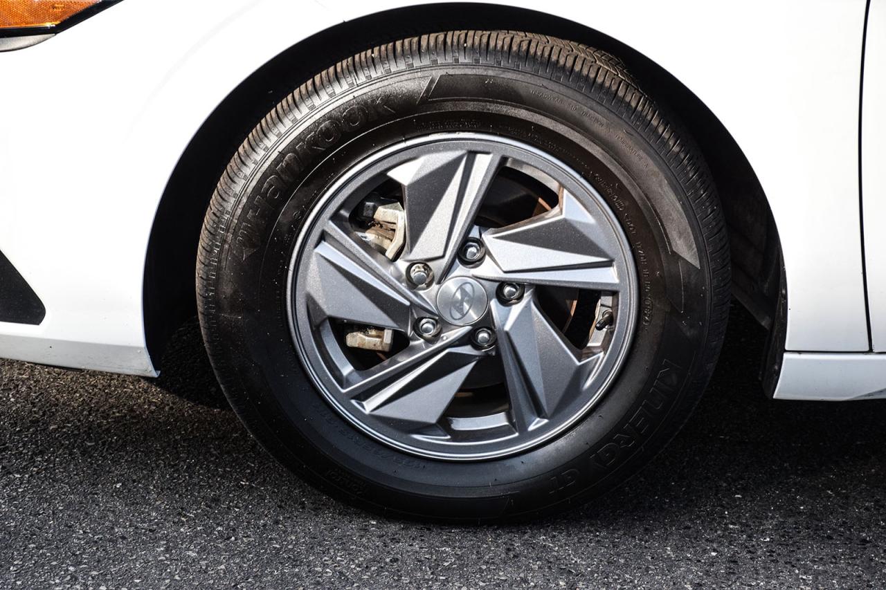 2024 Hyundai Elantra ESSENTIAL / NO ACCIDENTS / CARPLAY / BACKUP CAMERA Photo