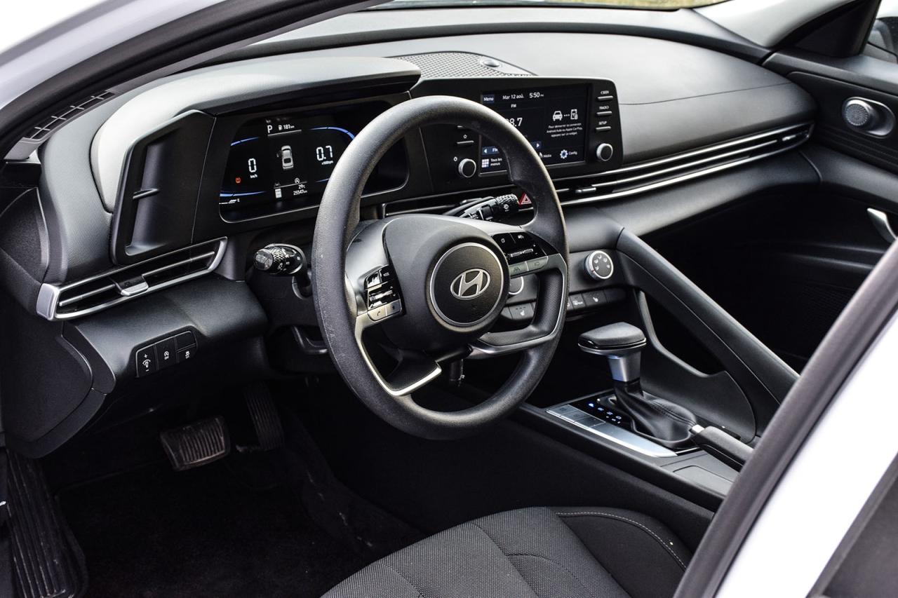 2024 Hyundai Elantra ESSENTIAL / NO ACCIDENTS / CARPLAY / BACKUP CAMERA Photo